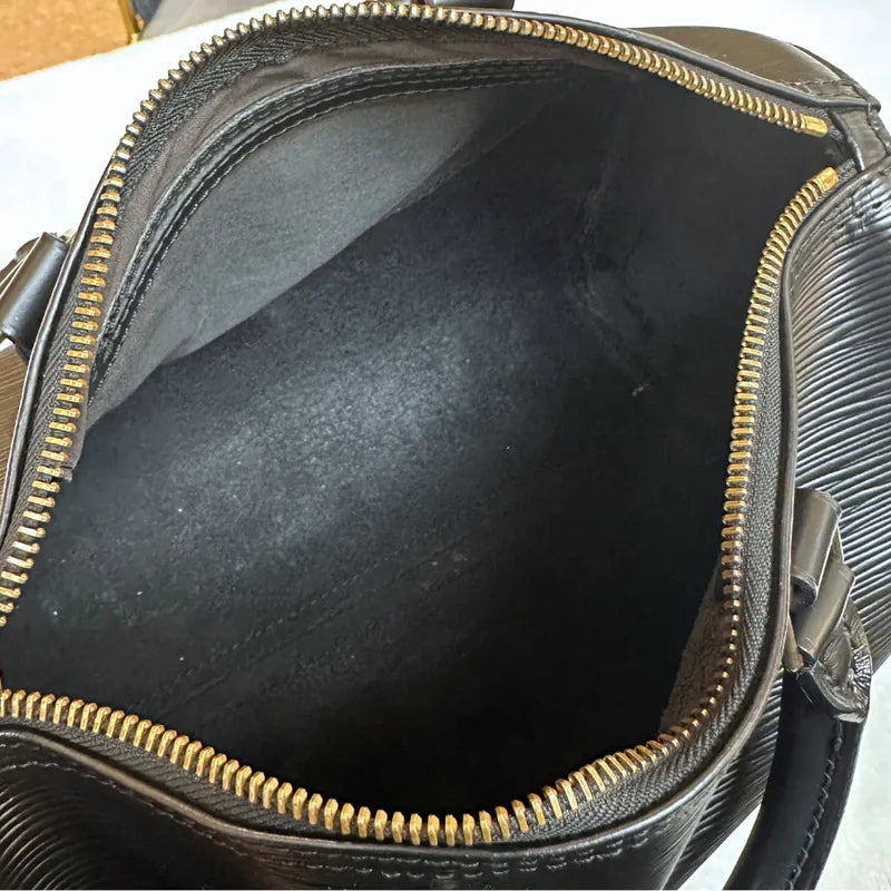 jx687-louis-vuitton-vintage-black-leather-speedy-28