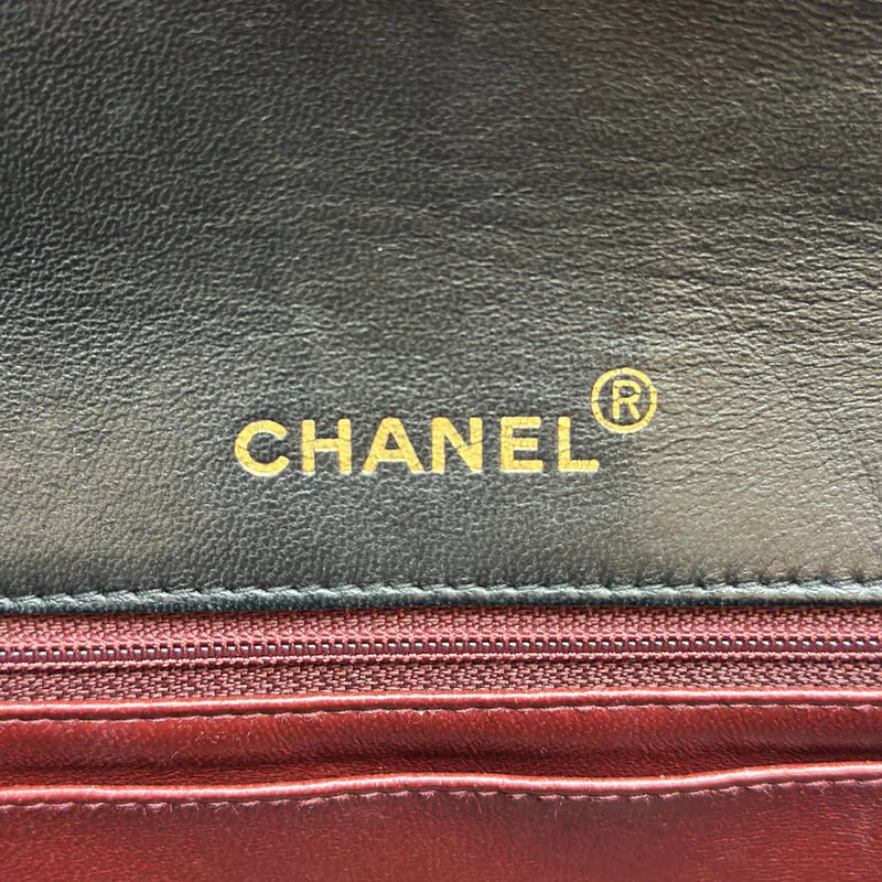 rc182-chanel-vintage-black-lambskin-22cm-diana-flap-bag
