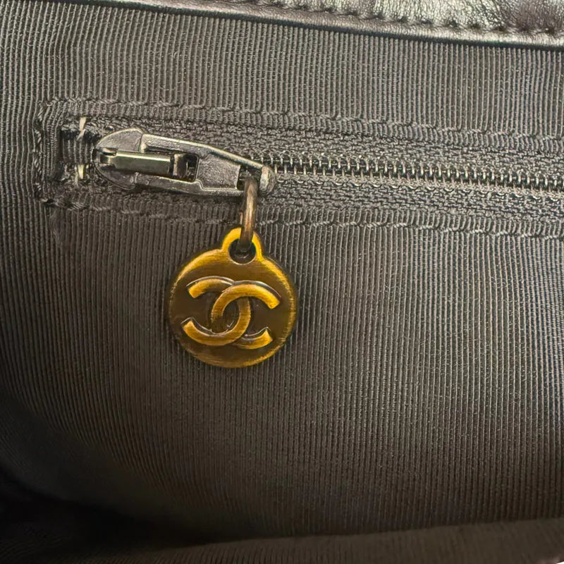 rc612-chanel-vintage-black-lambskin-embossed-logo-tote-bag