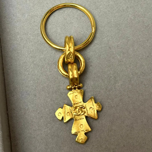 rc406-chanel-vintage-gold-relief-cross-key-ring