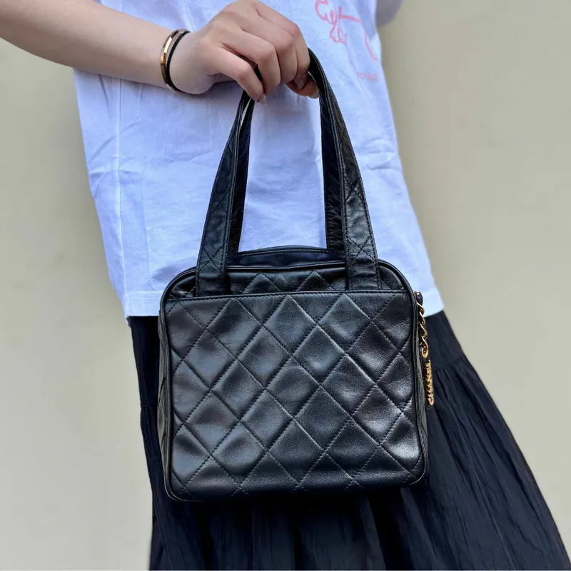 jx726-chanel-vintage-black-lambskin-quilted-handbag