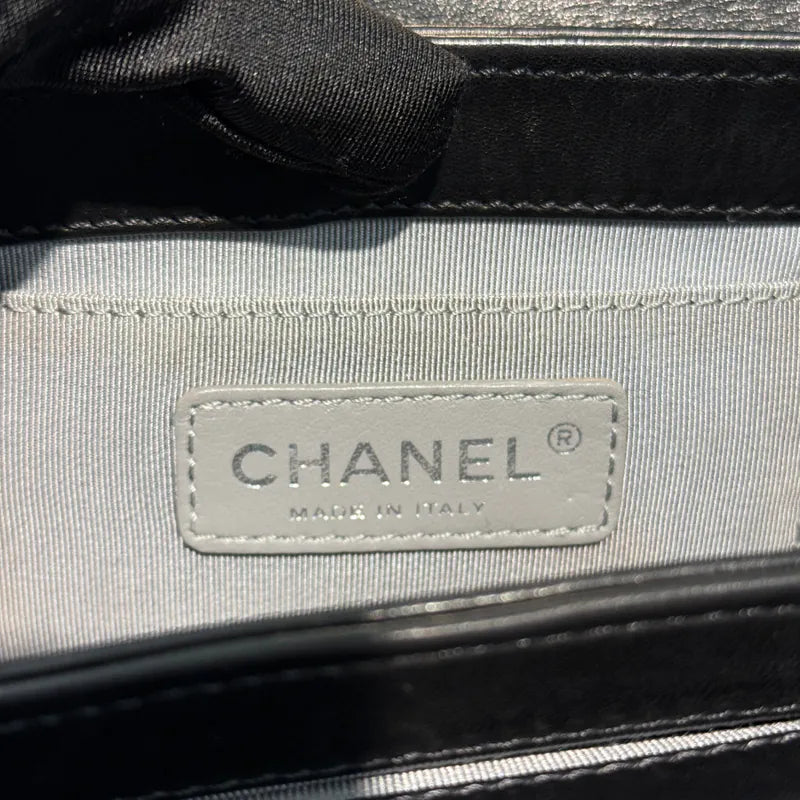 c539-chanel-boy-black-stingray-leather-shoulder-bag