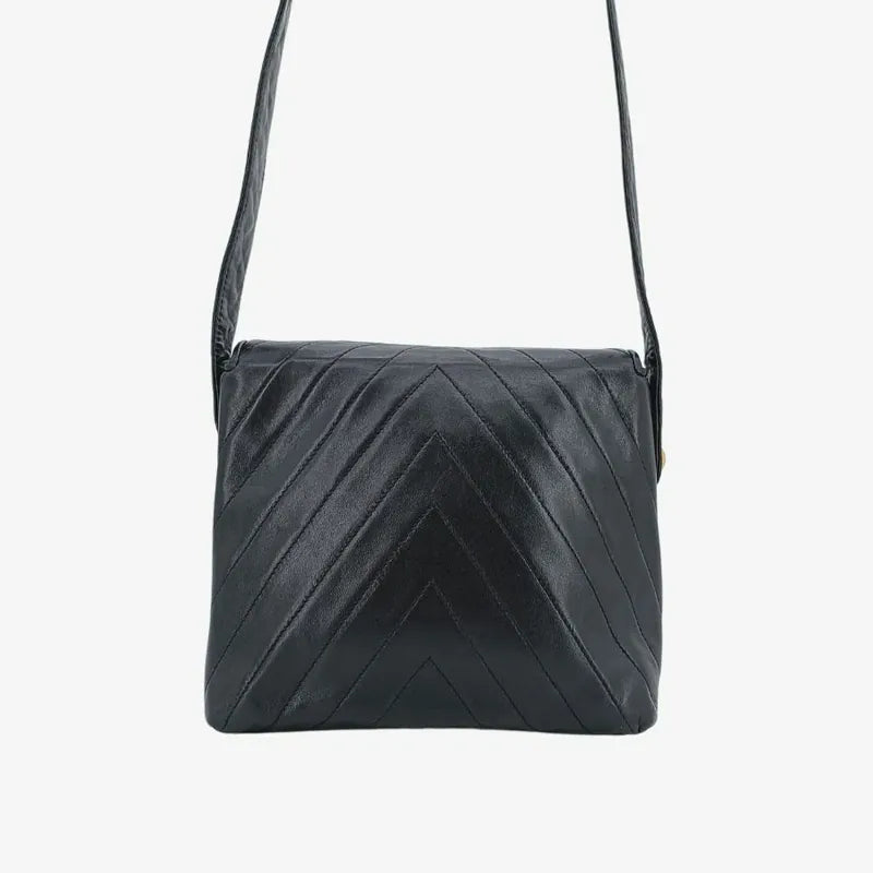 ra493-chanel-vintage-black-lambskin-chevron-flap-bag