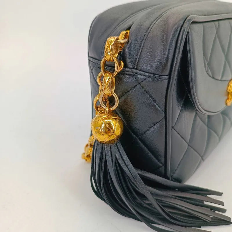 jw233-chanel-vintage-black-lambskin-gold-chain-camera-bag