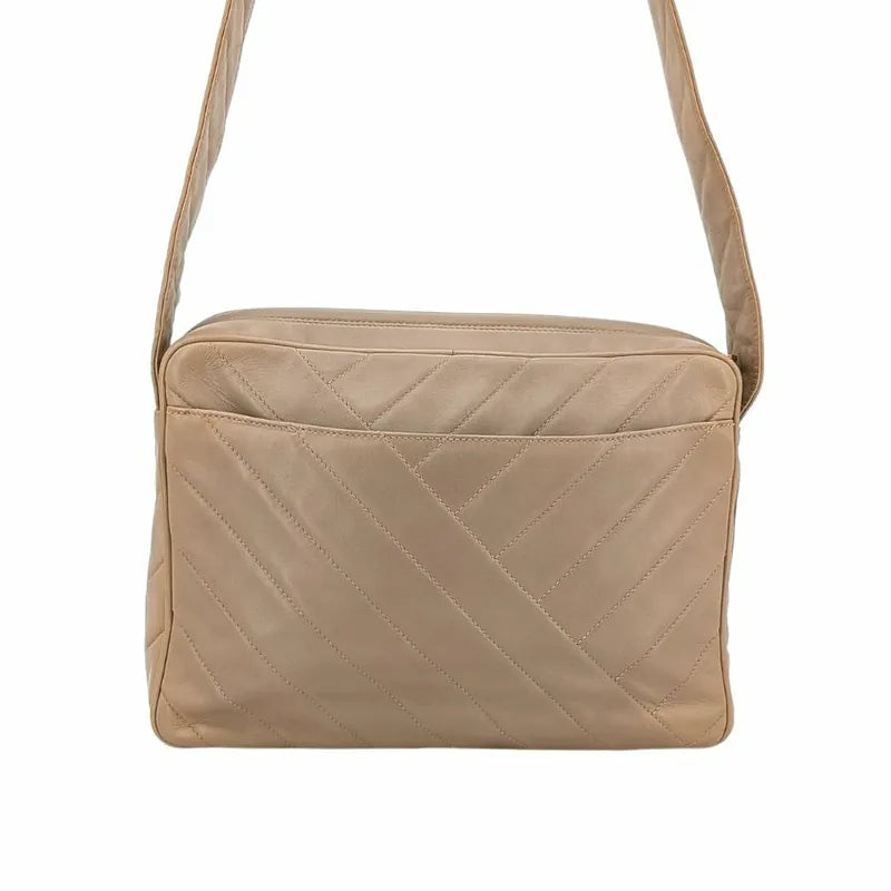 ra096-chanel-vintage-beige-lambskin-tessel-camera-bag