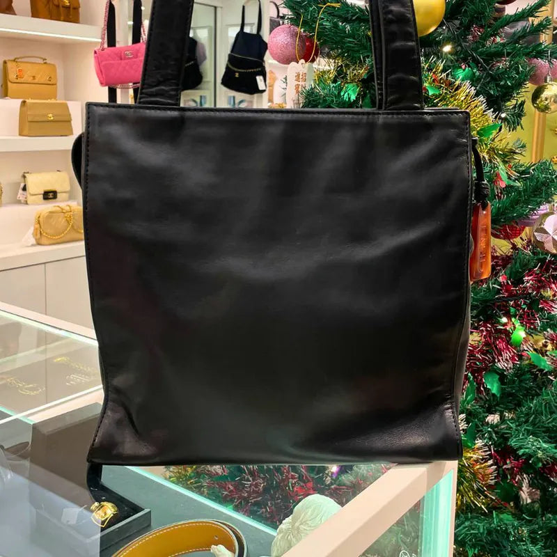 rc239-chanel-vintage-black-lambskin-embossed-logo-tote-bag