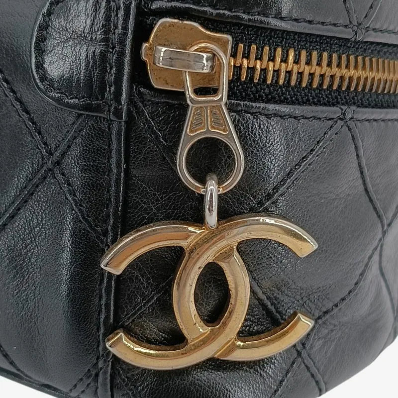 ju259-chanel-vintage-black-calfskin-quilted-vanity-bag