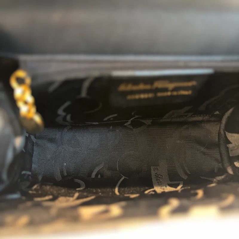 jx912-salvatore-ferragamo-vintage-navy-vara-ribbon-shoulder-bag