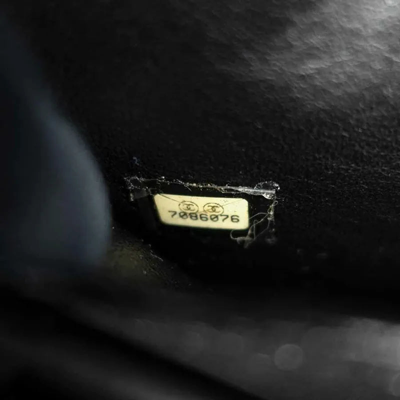 c241-chanel-black-patent-leather-handbag