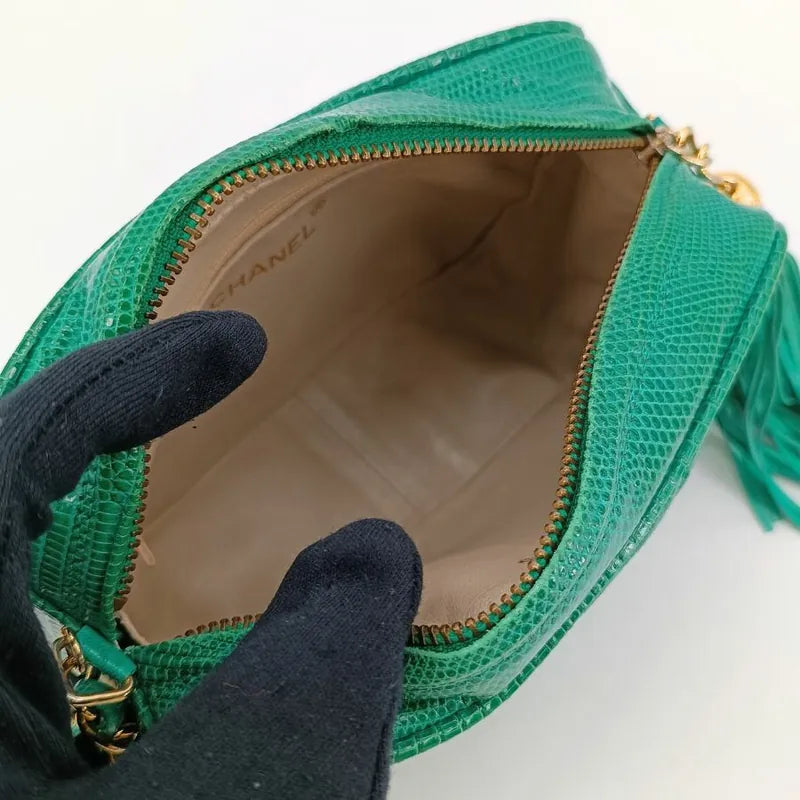 ra160-chanel-vintage-green-lizard-skin-tassel-camera-bag