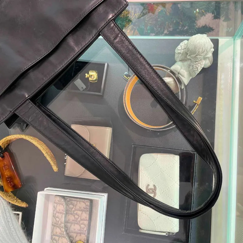 rc239-chanel-vintage-black-lambskin-embossed-logo-tote-bag