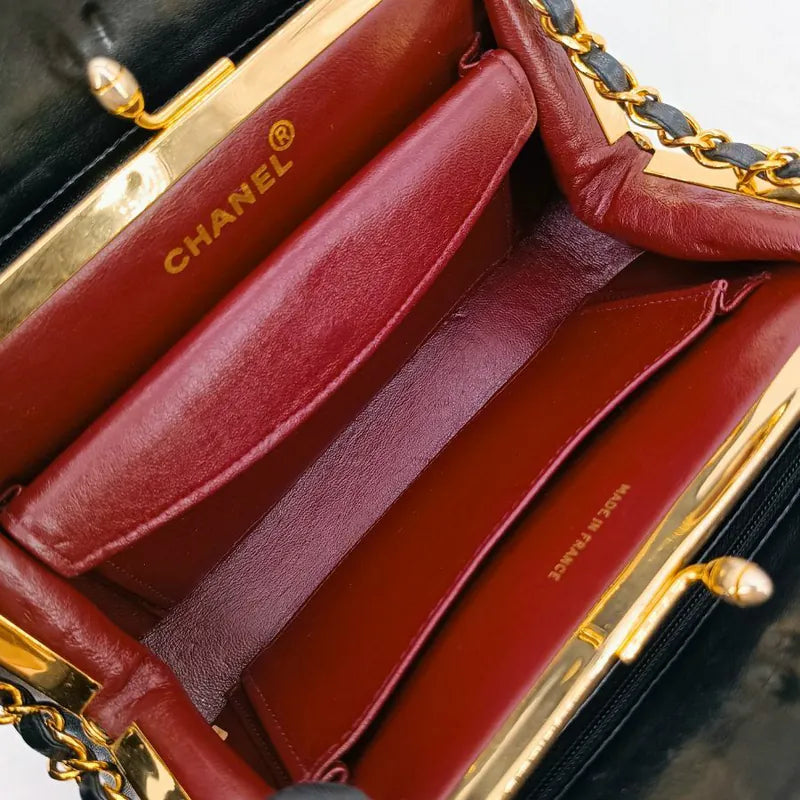 ra838-chanel-vintage-black-lambskin-chevron-handbag