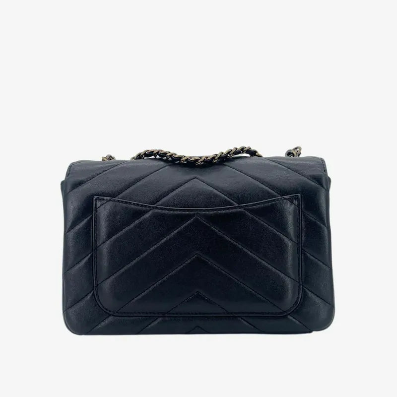 rc312-chanel-black-lambskin-chevron-envelope-flap-bag