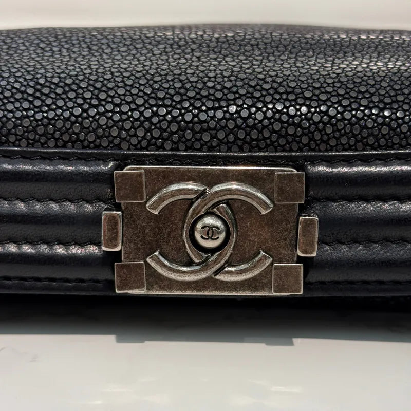 c539-chanel-boy-black-stingray-leather-shoulder-bag
