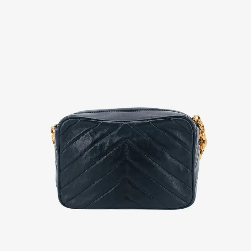 ju606-chanel-vintage-black-lambskin-chevron-gold-chain-camera-bag