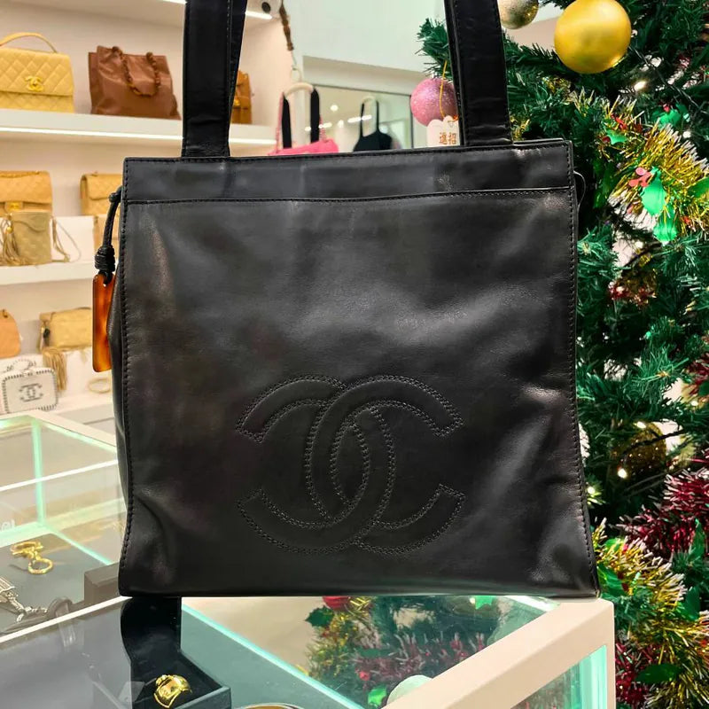 rc239-chanel-vintage-black-lambskin-embossed-logo-tote-bag