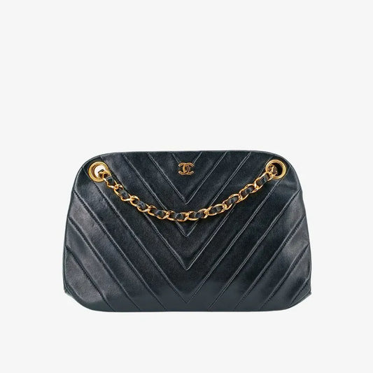 ra838-chanel-vintage-black-lambskin-chevron-handbag