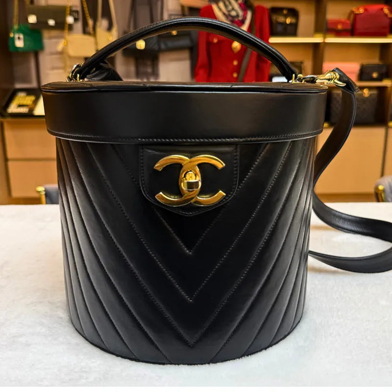 jw535-chanel-vintage-black-lambskin-chevron-cosmetic-bag
