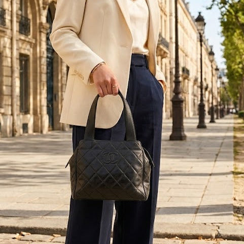 RG368 - CHANEL Vintage Black Lambskin Quilted Handbag - Lovintage