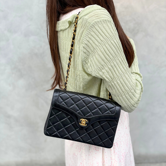 JW672 - CHANEL Vintage Black Lambskin Flap Bag