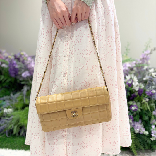 JZ390 - CHANEL Vintage Beige Lambskin Chocolate Bar Flap Bag